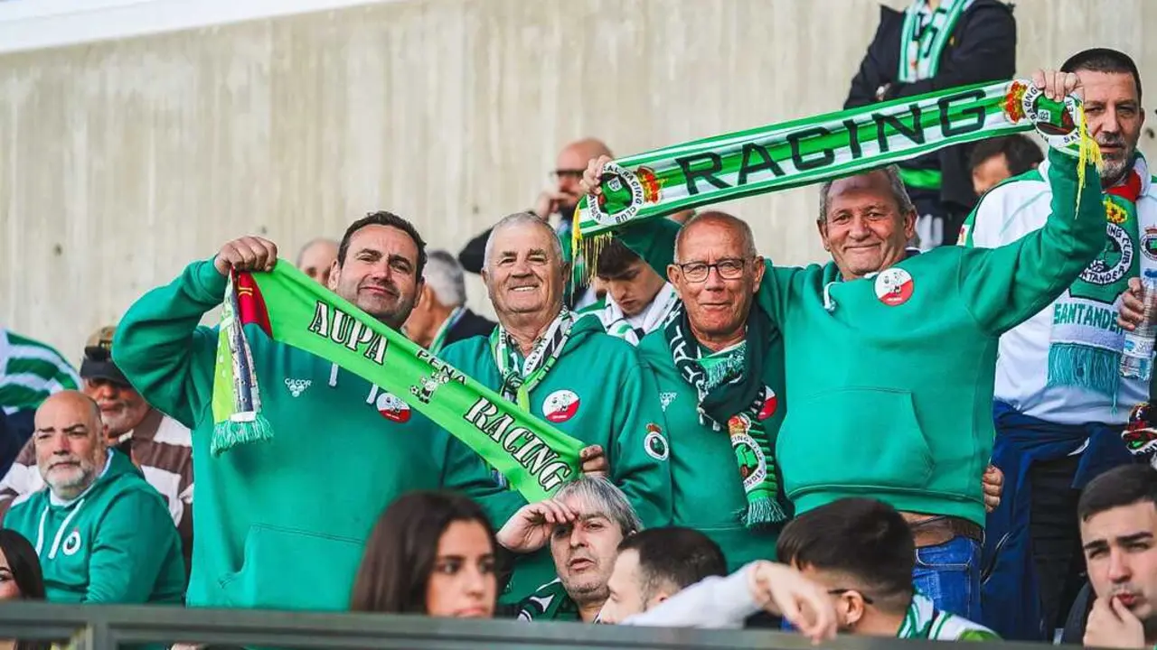 La afici&oacute;n del Racing anima en las gradas de El Sardinero minutos antes del inicio del decisivo encuentro ante el Real Valladolid en una noche de ambiente absolutamente espectacular.