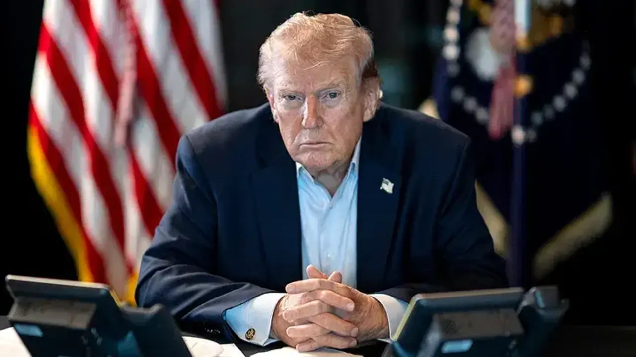 El presidente Donald Trump se sienta a una mesa para supervisar las operaciones militares durante la Operaci&oacute;n Furia &Eacute;pica contra Ir&aacute;n en la Casa Blanca en Washington, D.C., el 2 de marzo. (La Casa Blanca v&iacute;a X Account/Anadolu/Getty Images)
