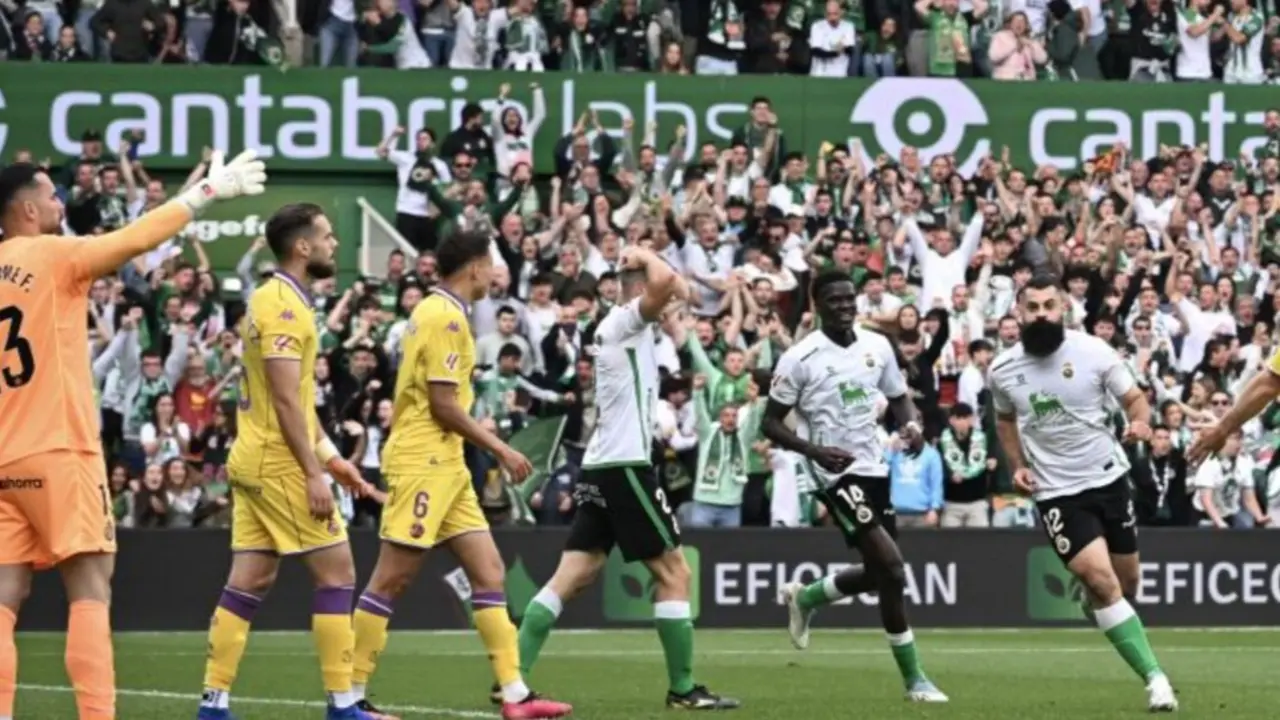 Pie de foto: Asier Villalibre celebra el primer gol del Racing ante el Real Valladolid mientras El Sardinero explota de emoci&oacute;n en una tarde que acerca al conjunto c&aacute;ntabro al regreso a Primera Divisi&oacute;n.