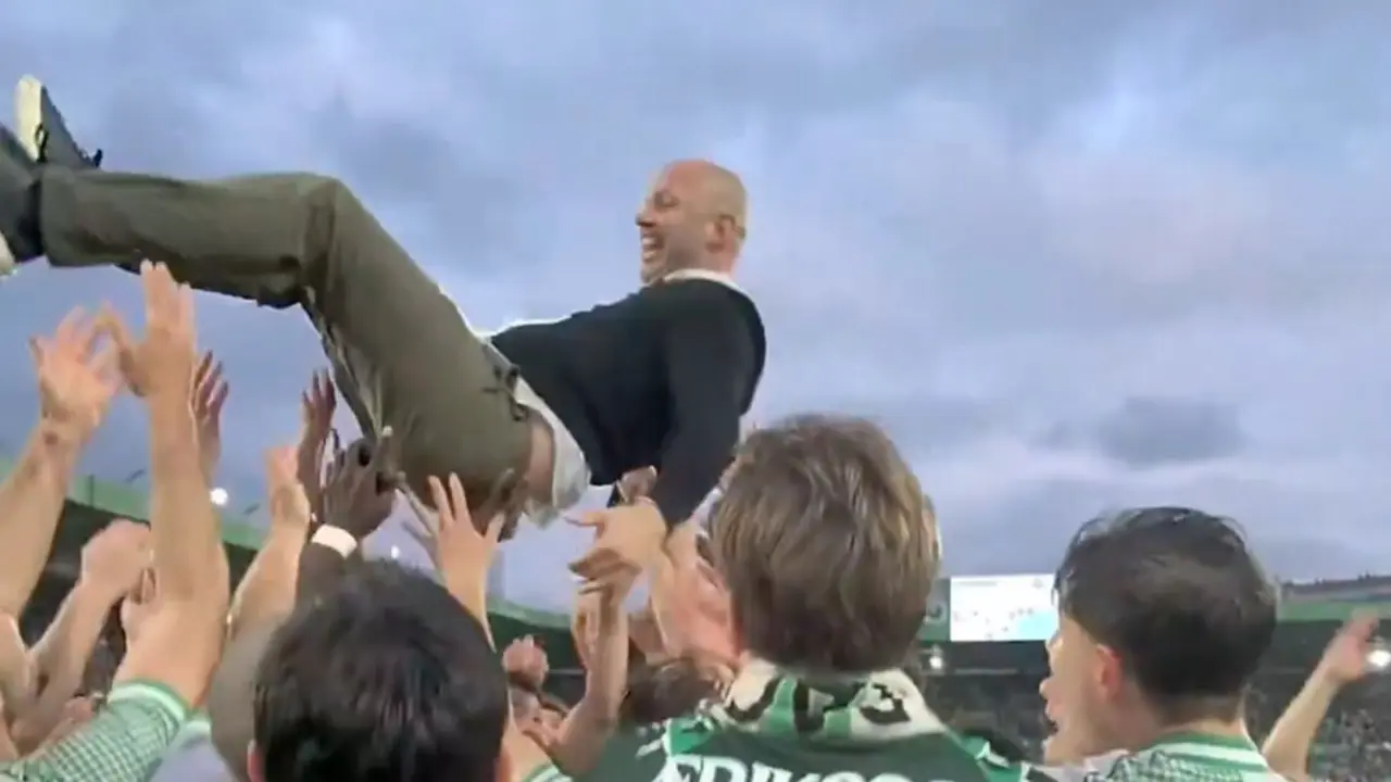 Jos&eacute; Alberto es manteado por jugadores y aficionados sobre el c&eacute;sped de El Sardinero tras culminar el ascenso del Racing a Primera Divisi&oacute;n en una noche hist&oacute;rica para el club c&aacute;ntabro.
