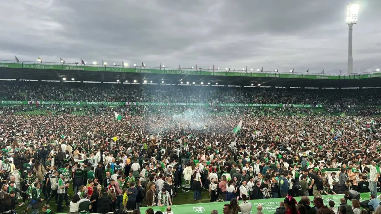Miles de aficionados invaden el c&eacute;sped de El Sardinero tras el pitido final para celebrar el regreso del Racing a Primera Divisi&oacute;n en una de las noches m&aacute;s hist&oacute;ricas que se recuerdan en Santander.