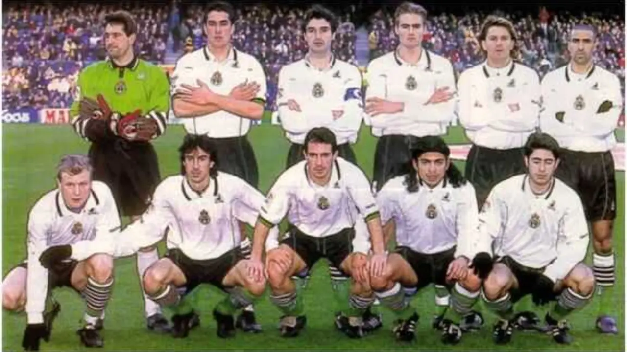 El once inicial del Racing en Anoeta. De izquierda a derecha, fila superior: Mario Fern&aacute;ndez, Bernardo Espinosa, Marc Torrej&oacute;n, Papa Diop, Christian Fern&aacute;ndez y &Aacute;lvaro Gonz&aacute;lez. Fila inferior: Gonzalo Colsa, Manuel Arana, Adri&aacute;n Gonz&aacute;lez, Marcos Gull&oacute;n y Lautaro Acosta. Tambi&eacute;n jugaron Jairo Samperio, Khouma Babacar y Christian Stuani.