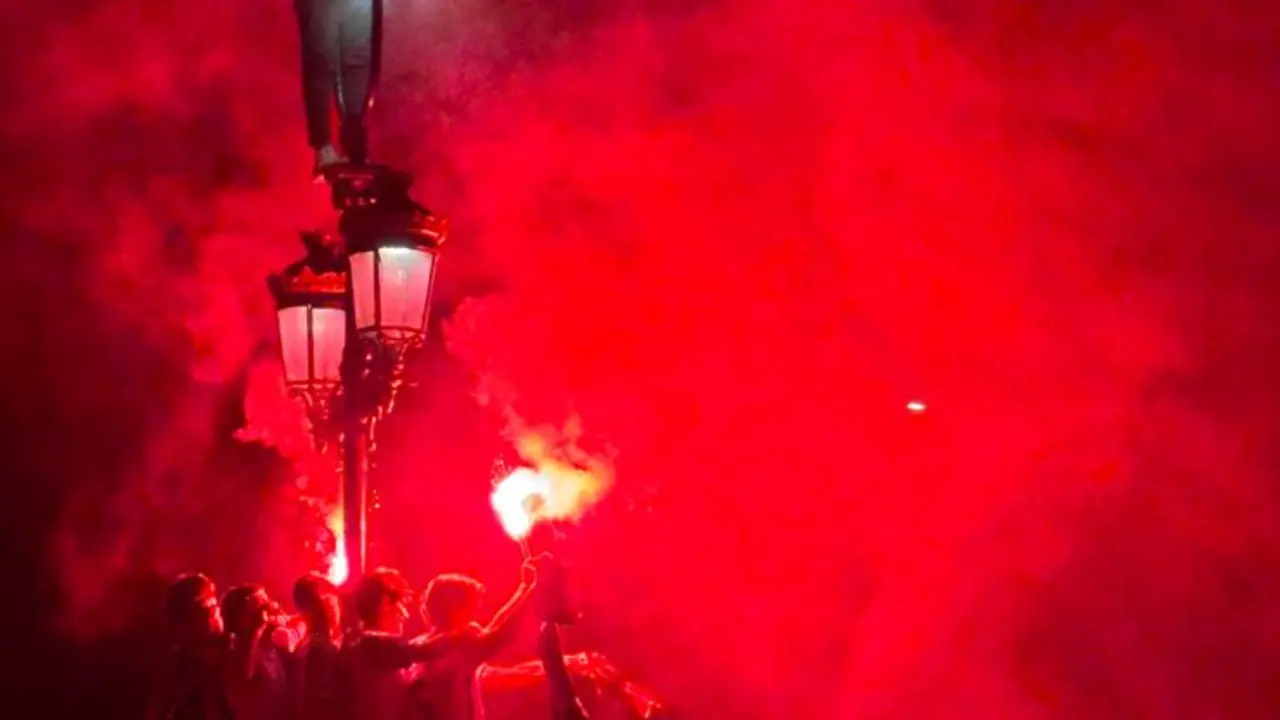 Las bengalas ti&ntilde;en de rojo la madrugada santanderina mientras cientos de racinguistas celebran el ascenso en una noche hist&oacute;rica que convirti&oacute; las calles de la ciudad en una aut&eacute;ntica locura verdiblanca.