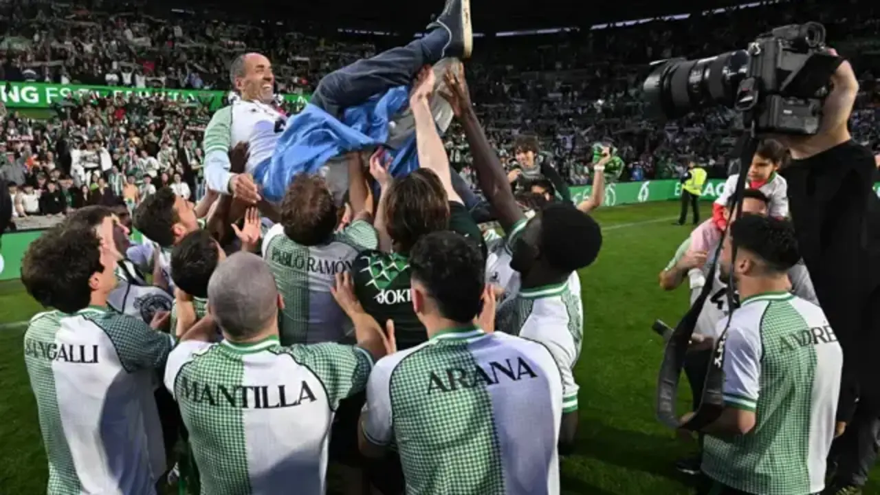 La plantilla del Racing mantea a Sebasti&aacute;n Ceria, presidente de la Fundaci&oacute;n Racing, sobre el c&eacute;sped de El Sardinero tras consumarse el hist&oacute;rico ascenso a Primera Divisi&oacute;n.