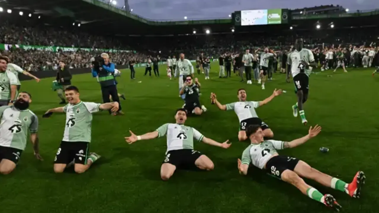 Los jugadores del Racing celebran sobre el c&eacute;sped de El Sardinero el hist&oacute;rico ascenso a Primera Divisi&oacute;n ante una afici&oacute;n completamente entregada tras catorce a&ntilde;os de espera.