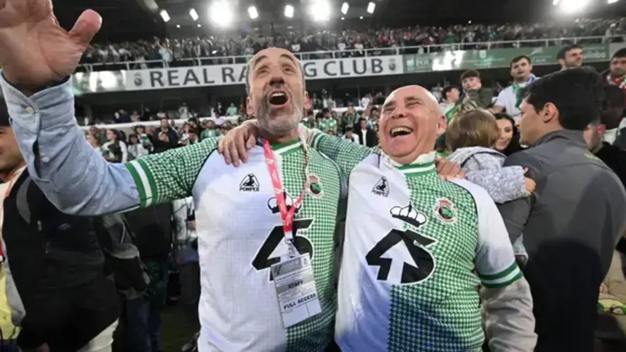 Manolo Higuera y Sebasti&aacute;n Ceria celebran sobre el c&eacute;sped de El Sardinero el regreso del Racing a Primera Divisi&oacute;n tras culminar una de las reconstrucciones m&aacute;s emocionantes del f&uacute;tbol espa&ntilde;ol.