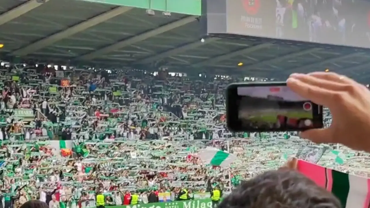 El Sardinero, cubierto por miles de bufandas al cielo durante &ldquo;La Fuente de Cacho&rdquo;, en una imagen que simboliza la uni&oacute;n entre el Racing y una afici&oacute;n que jam&aacute;s dej&oacute; de creer.
