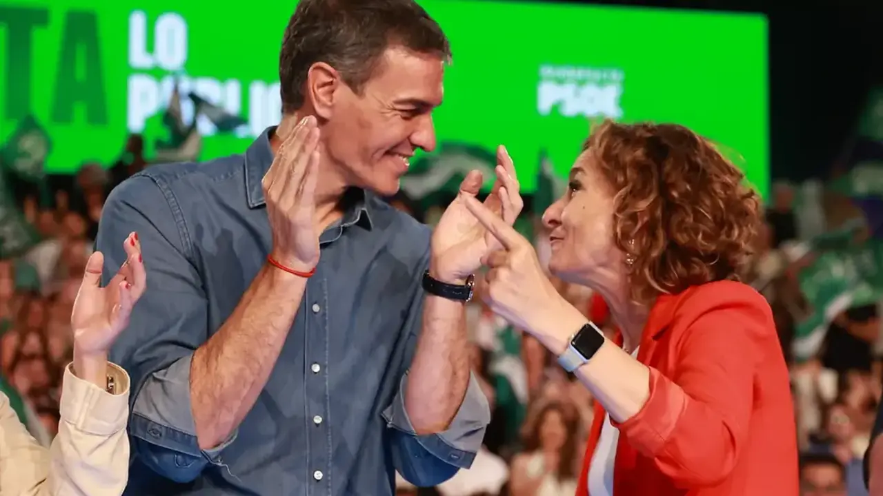 Pedro S&aacute;nchez conversa con Mar&iacute;a Jes&uacute;s Montero durante un acto de campa&ntilde;a del PSOE andaluz, en la recta final de las elecciones del 17-M. La candidata socialista afronta unos comicios marcados por el desgaste del Gobierno y el avance del PP de Juanma Moreno.