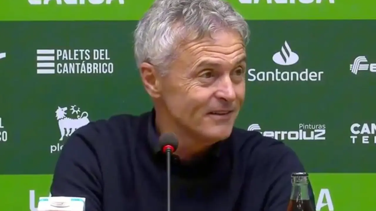 Fran Escrib&aacute; reacciona con sorpresa en rueda de prensa al enterarse de que el Racing acababa de sellar matem&aacute;ticamente su ascenso a Primera Divisi&oacute;n.