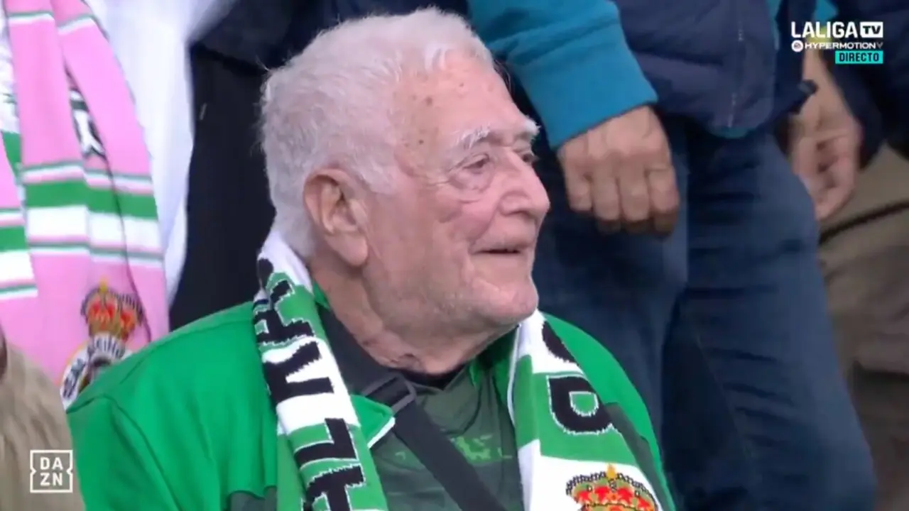 La emoci&oacute;n de toda una vida reflejada en la mirada de un racinguista durante la celebraci&oacute;n del ascenso en El Sardinero.</strong> Catorce a&ntilde;os despu&eacute;s, el Racing regres&oacute; a Primera Divisi&oacute;n acompa&ntilde;ado por quienes jam&aacute;s abandonaron al club en los momentos m&aacute;s dif&iacute;ciles.