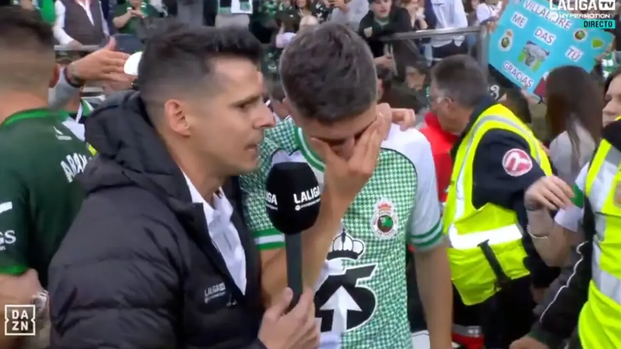 &Iacute;&ntilde;igo Sainz-Maza rompe a llorar sobre el c&eacute;sped de El Sardinero tras el ascenso del Racing a Primera Divisi&oacute;n en una de las im&aacute;genes m&aacute;s emocionantes de la noche hist&oacute;rica del racinguismo.