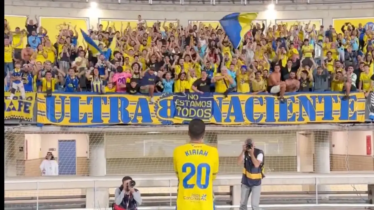 Kirian Rodr&iacute;guez agradece el cari&ntilde;o de la afici&oacute;n de la UD Las Palmas tras la victoria en Almer&iacute;a, mientras los seguidores amarillos corean el nombre de un capit&aacute;n que volvi&oacute; a emocionar al f&uacute;tbol espa&ntilde;ol.