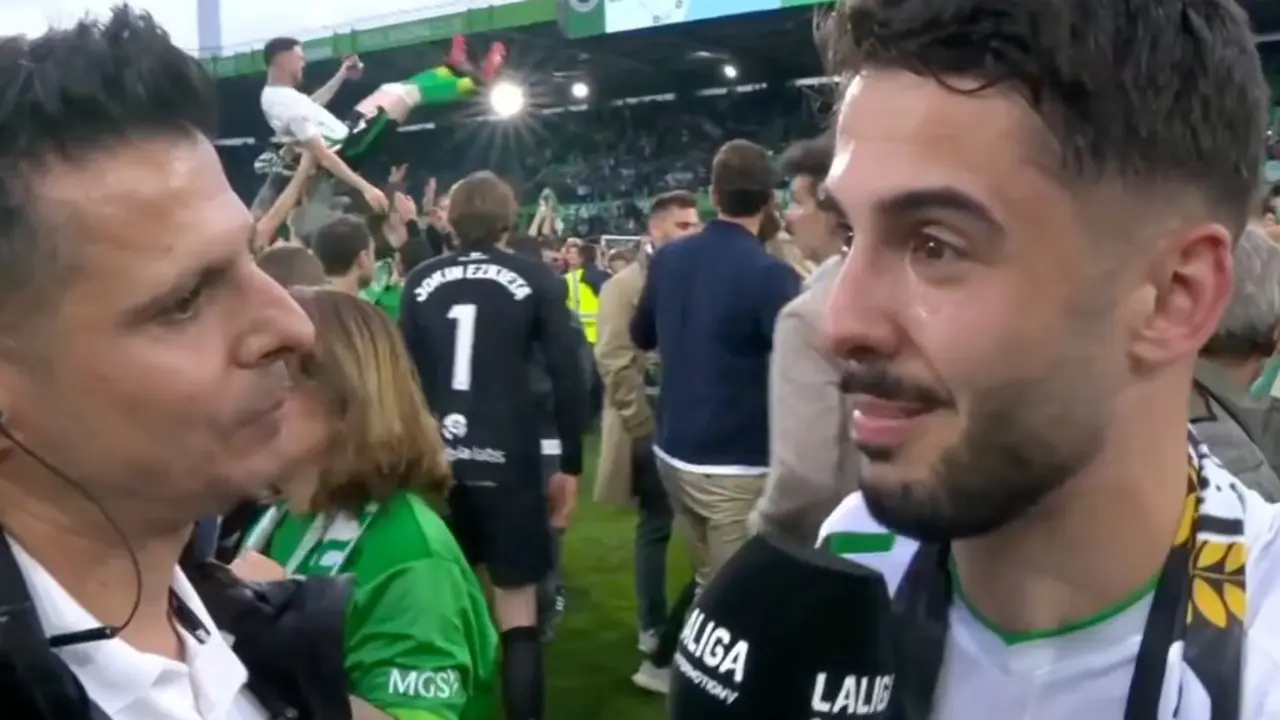 Andr&eacute;s Mart&iacute;n, todav&iacute;a emocionado y con l&aacute;grimas en los ojos, atiende a las c&aacute;maras sobre el c&eacute;sped de El Sardinero tras culminar el ascenso del Racing a Primera Divisi&oacute;n con una temporada hist&oacute;rica de 22 goles.