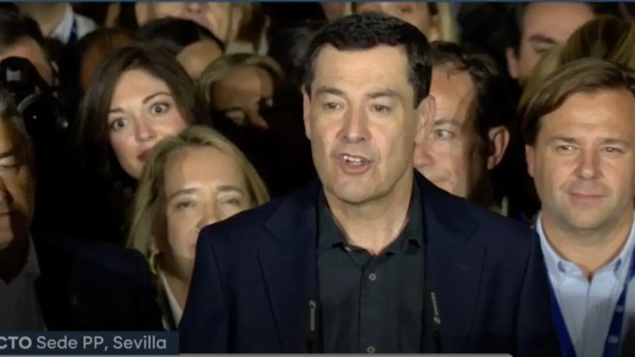 <figcaption>
Juanma Moreno comparece en la sede del Partido Popular andaluz, en Sevilla, tras confirmarse la victoria del PP en las elecciones auton&oacute;micas del 17-M. El presidente andaluz consolid&oacute; el dominio popular en Andaluc&iacute;a mientras el PSOE firmaba el peor resultado de su historia en la comunidad. / ATRESMEDIA