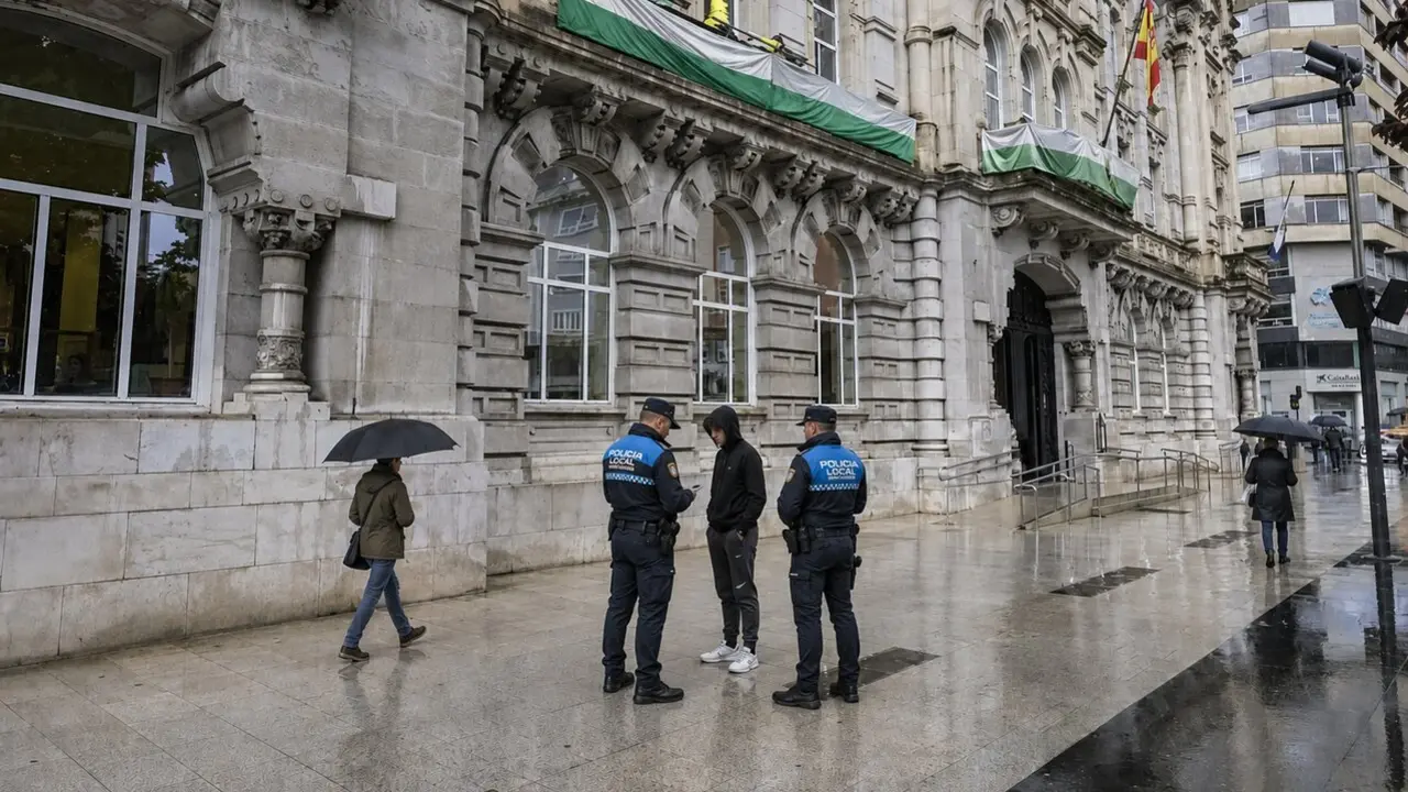 Agentes de la Polic&iacute;a local identifican a un joven junto al Ayuntamiento de Santander durante uno de los controles preventivos realizados este fin de semana en la ciudad.