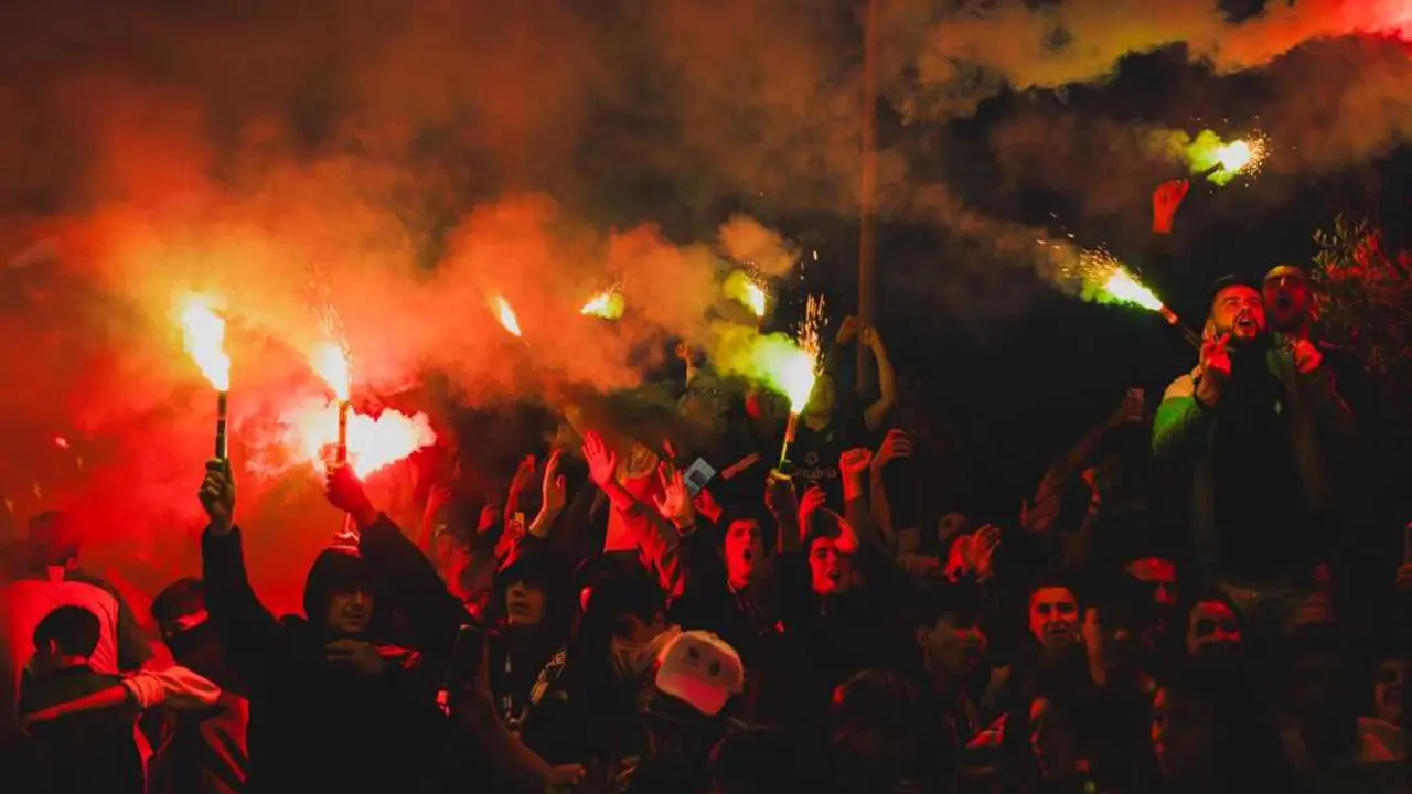 La afici&oacute;n del Racing ti&ntilde;e la noche de verdiblanco entre bengalas y c&aacute;nticos durante la celebraci&oacute;n del ascenso en Santander.