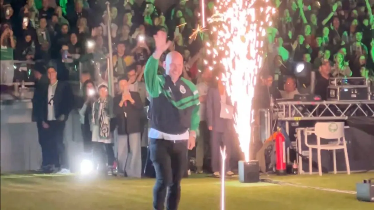 Jos&eacute; Alberto saluda a un Sardinero entregado durante la celebraci&oacute;n del ascenso a Primera Divisi&oacute;n del Racing.