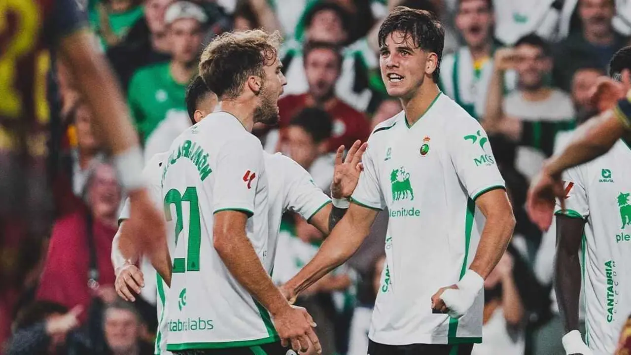 Facu Gonz&aacute;lez celebra junto a sus compa&ntilde;eros una de las victorias clave del Racing en la temporada del ascenso a Primera Divisi&oacute;n. El club ejecutar&aacute; ahora su compra obligatoria tras cumplirse la cl&aacute;usula pactada con la Juventus.