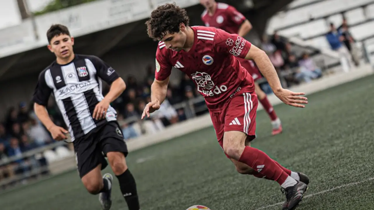 Fuli conduce el bal&oacute;n durante el empate sin goles entre el Laredo y la UM Escobedo en el Eusebio Arce, en una semifinal del playoff de ascenso que se decidir&aacute; el pr&oacute;ximo s&aacute;bado en San Lorenzo. Foto: CD Laredo.