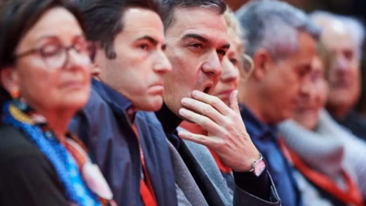 El secretario general del PSOE de Cantabria, Pedro Casares (2i), y el secretario general del PSOE y presidente del Gobierno, Pedro S&aacute;nchez. / C&Eacute;SAR ORTIZ - EP /