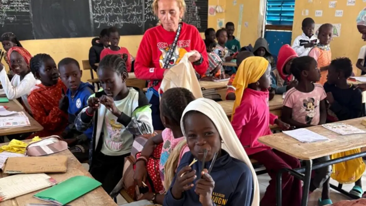 Miriam L&oacute;pez, durante el reparto de material escolar en un aula de Senegal junto a varios ni&ntilde;os becados por la asociaci&oacute;n Amigos de Louga.