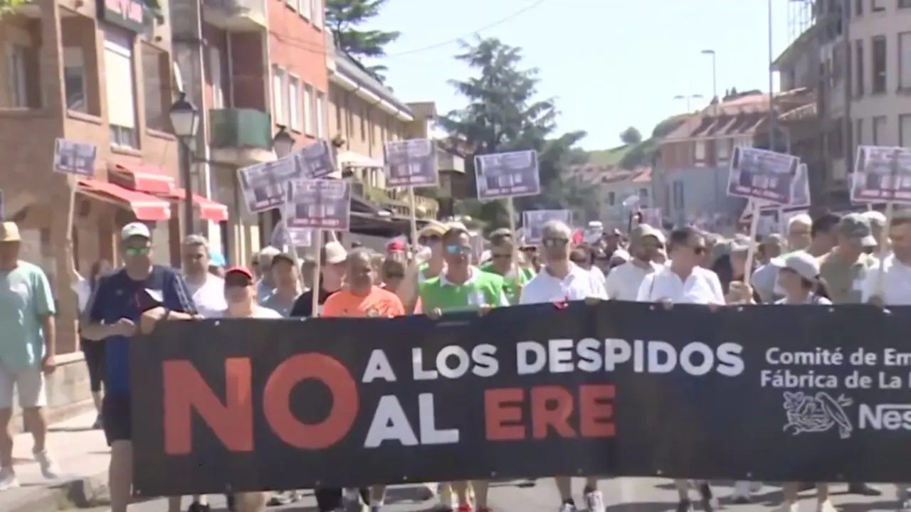 Trabajadores y vecinos se manifiestan en La Penilla contra el ERE planteado por Nestl&eacute; y los despidos en la f&aacute;brica c&aacute;ntabra.