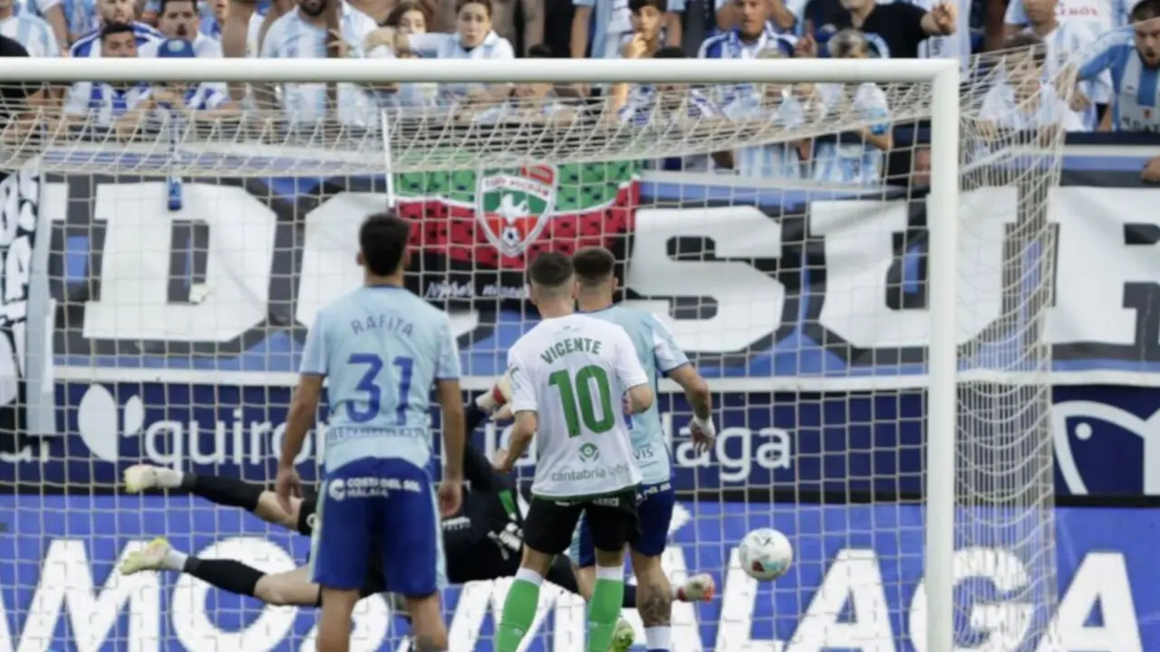 &Iacute;&ntilde;igo Vicente observa c&oacute;mo el bal&oacute;n termina en la red en La Rosaleda durante el empate entre M&aacute;laga y Racing. El &lsquo;10&rsquo; verdiblanco volvi&oacute; a liderar el ataque c&aacute;ntabro en otra tarde de f&uacute;tbol y resistencia.