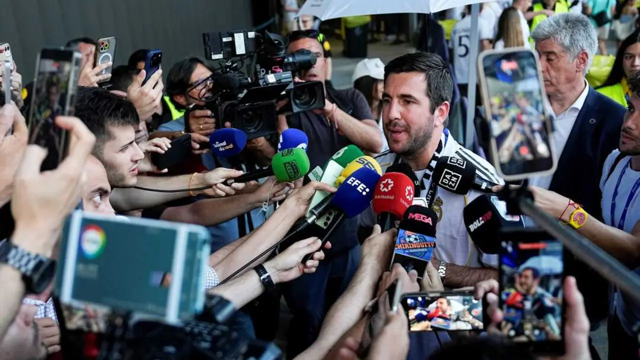 Enrique Riquelme atiende a los medios de comunicaci&oacute;n a las afueras del estadio antes del partido de f&uacute;tbol de la Liga espa&ntilde;ola, LaLiga EA Sports, disputado entre el Real Madrid y el Athletic Club en el estadio Santiago Bernab&eacute;u el 23 de mayo de 2026, en Madrid, Espa&ntilde;a.
Fecha: 23/05/2026.

Firma: AFP7 / Europa Press