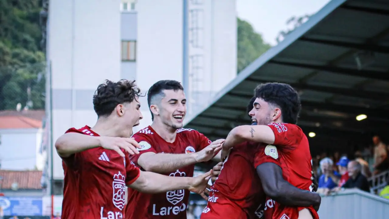 Celebraci&oacute;n de los jugadores del CD Laredo tras sellar su pase a la final auton&oacute;mica del playoff de ascenso a Segunda RFEF con una &eacute;pica victoria ante la UM Escobedo en San Lorenzo.