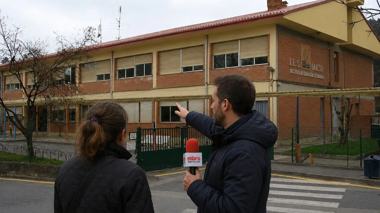 Recreaci&oacute;n de la madre y el periodista de ALERTA, frente al instituto en cuesti&oacute;n. / IA
