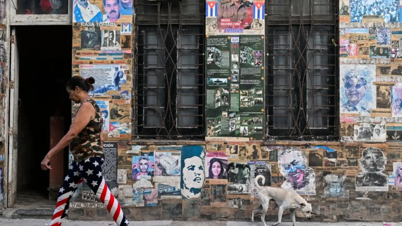 Un muro en La Habana en el que aparecen l&iacute;deres pol&iacute;ticos, entre ellos el expresidente cubano Ra&uacute;l Castro.