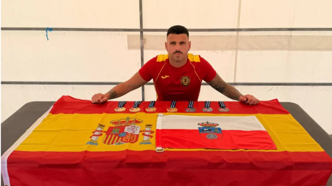 Roberto Veiga, el santanderino posando con sus medallas.