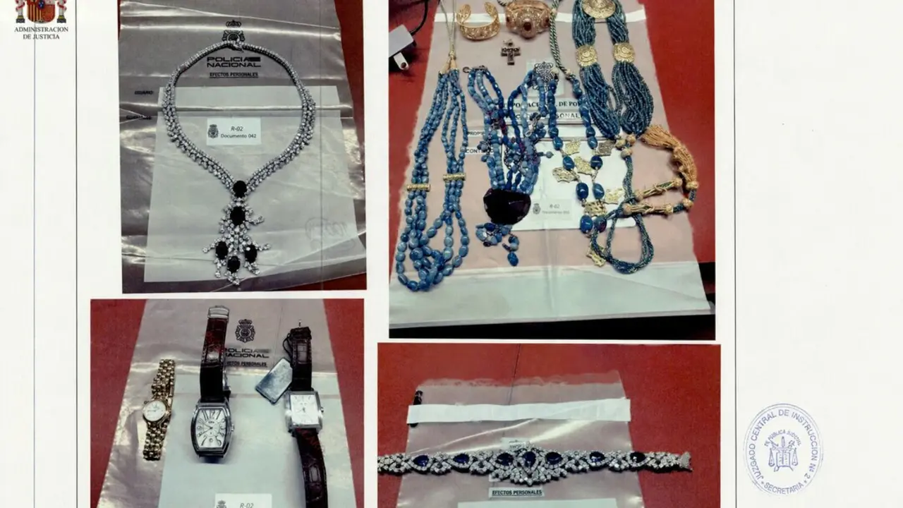 Joyas, relojes y piezas de lujo intervenidas por la UDEF durante el registro del despacho de Jos&eacute; Luis Rodr&iacute;guez Zapatero en el marco de la investigaci&oacute;n judicial del caso Plus Ultra. Entre los objetos requisados figuran collares, pulseras, pendientes y relojes almacenados en una caja fuerte oculta localizada por los agentes.