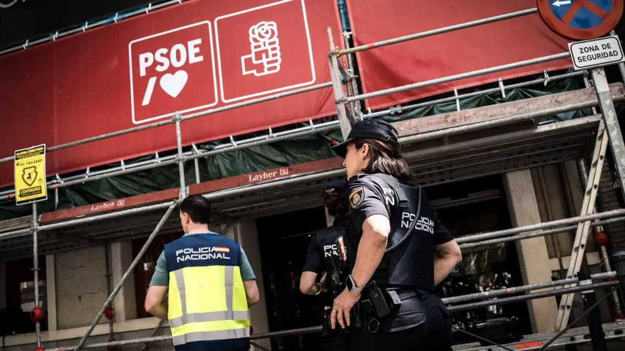 Agentes de la Polic&iacute;a Nacional en la sede nacional del PSOE en Ferraz, a 27 de mayo de 2026, en Madrid (Espa&ntilde;a). Agentes de la Unidad Central Operativa (UCO) de la Guardia Civil han acudido a primera hora de este mi&eacute;rcoles a la sede federal del PSOE. 

Firma: Diego Radam&eacute;s / Europa Press