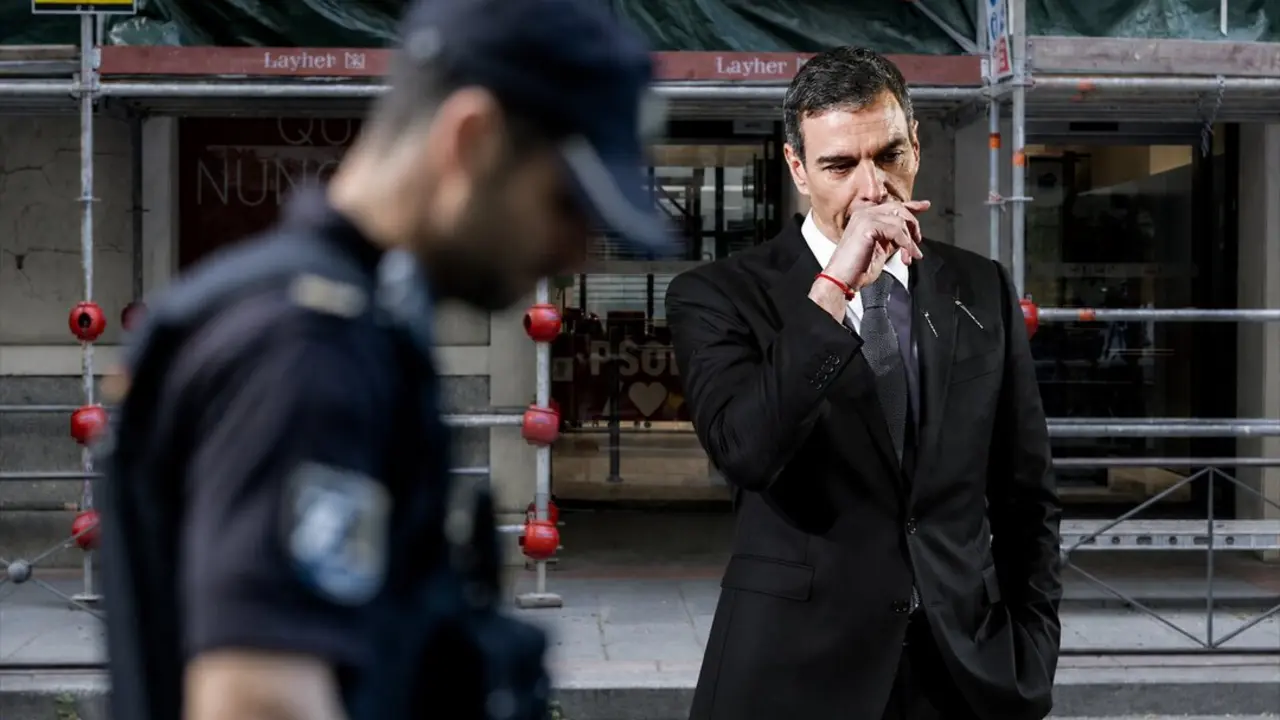 Composici&oacute;n IA. Sanchez, un policia nacional durante el registro en la sede del PSOE. / IA