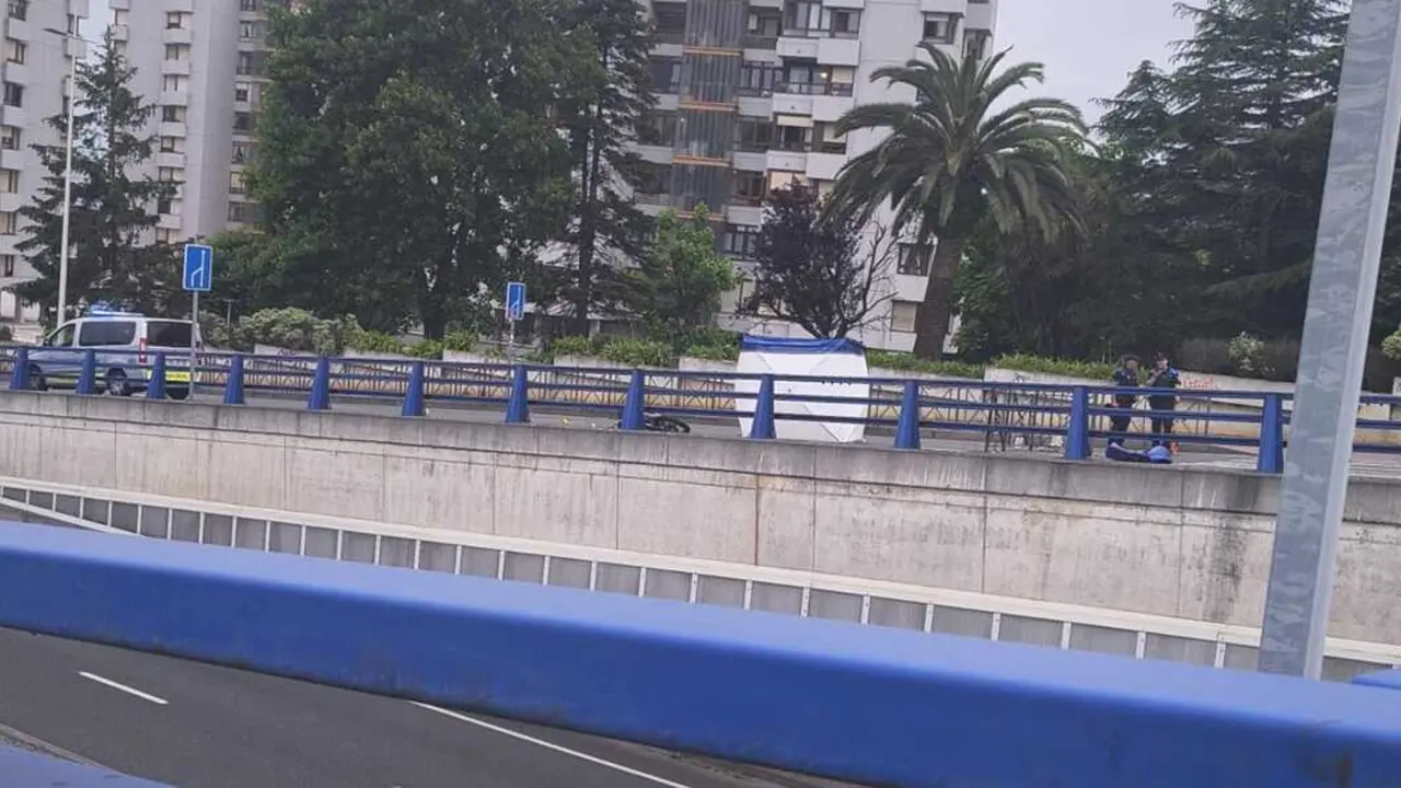 Agentes de la Polic&iacute;a Local investigan el lugar del atropello mortal registrado junto al Hospital Universitario Marqu&eacute;s de Valdecilla, donde una mujer de 58 a&ntilde;os perdi&oacute; la vida tras ser arrollada por una motocicleta a primera hora de la ma&ntilde;ana.
