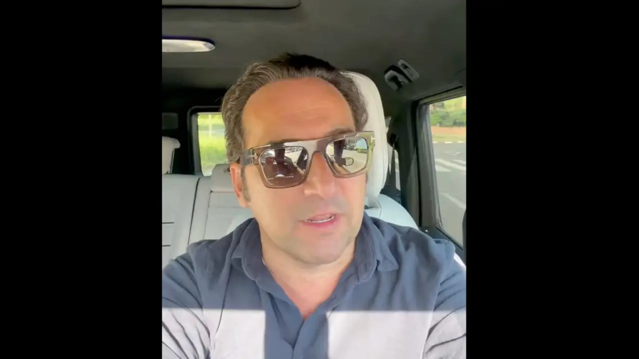 Iker Jim&eacute;nez, durante un v&iacute;deo difundido en sus redes sociales, en el que reflexiona sobre las cr&iacute;ticas del Gobierno a investigaciones policiales y judiciales relacionadas con casos de actualidad pol&iacute;tica.