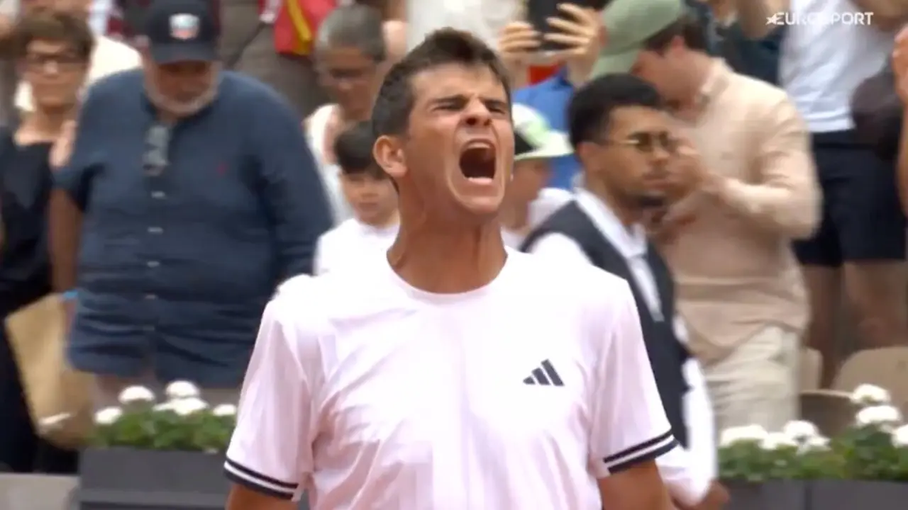 Rafa J&oacute;dar celebra su victoria ante Pablo Carre&ntilde;o tras una remontada hist&oacute;rica en Roland Garros.