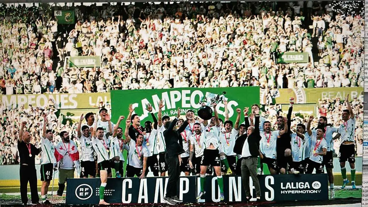 El Racing levanta el trofeo de campe&oacute;n de Segunda Divisi&oacute;n ante un Sardinero rendido a sus h&eacute;roes. Una imagen destinada a permanecer para siempre en la memoria del racinguismo: el d&iacute;a en que el club regres&oacute; a Primera y coron&oacute; una temporada hist&oacute;rica levantando el t&iacute;tulo ante su gente. 💚🏆🤍