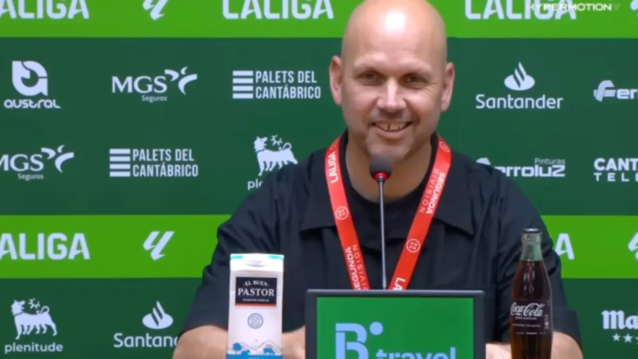 Jos&eacute; Alberto durante la rueda de prensa tras el partido del Racing contra el Cadiz en el Sardinero. / RRC