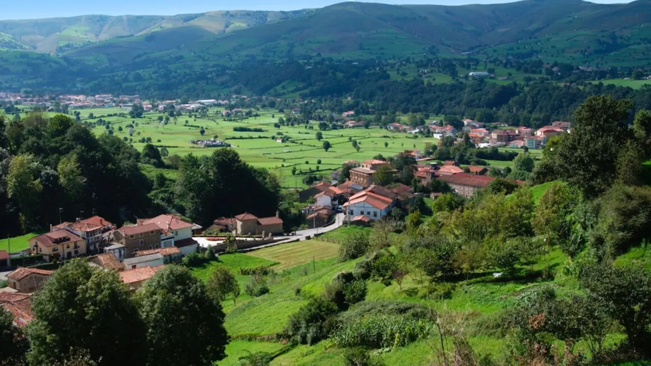 Imagen de Villacarriedo, rodeado por el caracter&iacute;stico paisaje verde del interior de la regi&oacute;n. / Manuel &Aacute;lvarez Alonso