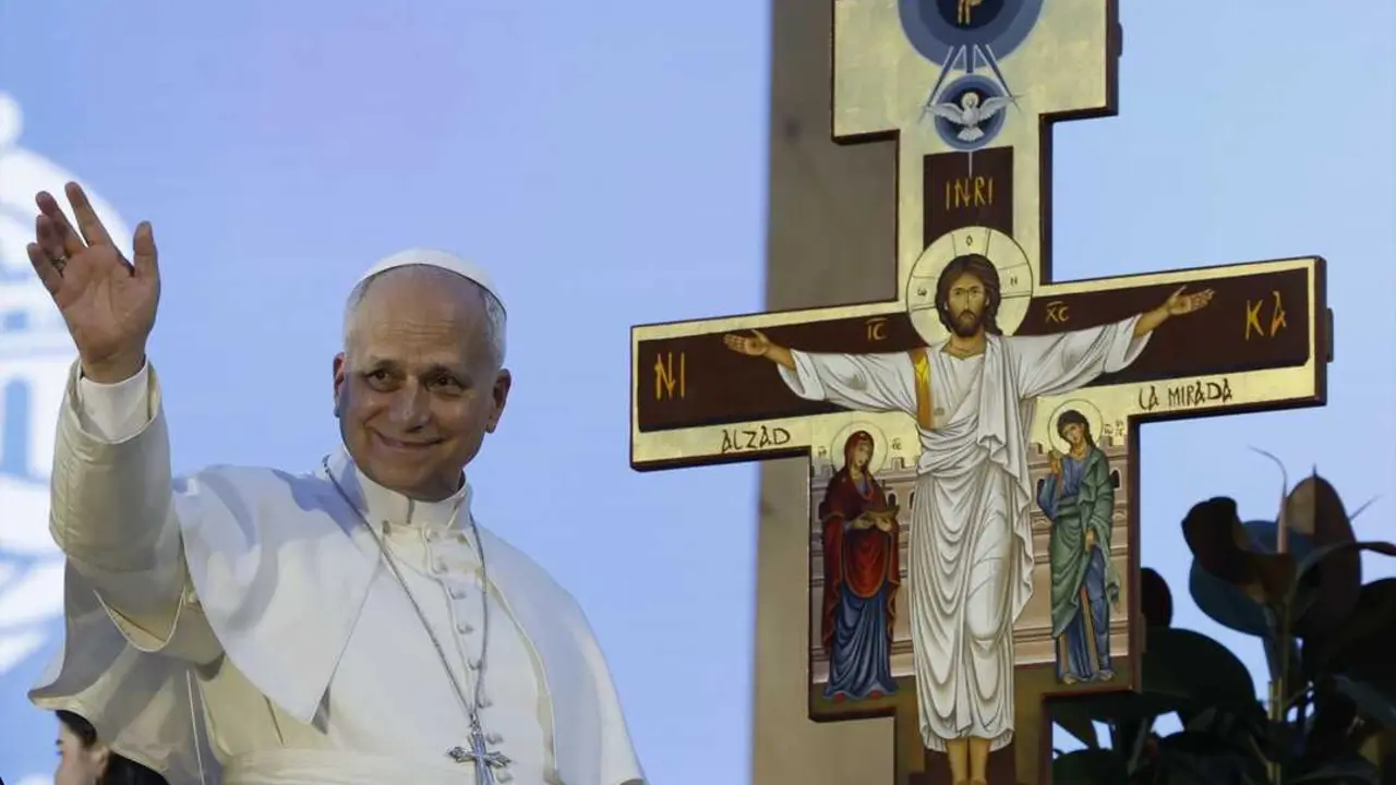 El Papa Le&oacute;n XIV asiste y preside la vigilia de oraci&oacute;n con los j&oacute;venes, en la Plaza de Lima, a 6 de junio de 2026, en Madrid (Espa&ntilde;a). Durante la vigilia de oraci&oacute;n con los j&oacute;venes, el pont&iacute;fice dirige un discurso a los asistentes tras el momento de oraci&oacute;n comunitaria. La convocatoria re&uacute;ne a miles de participantes en un encuentro centrado en la fe y el di&aacute;logo con las nuevas generaciones.

Firma: J.J. Guill&eacute;n / EFE / Pool