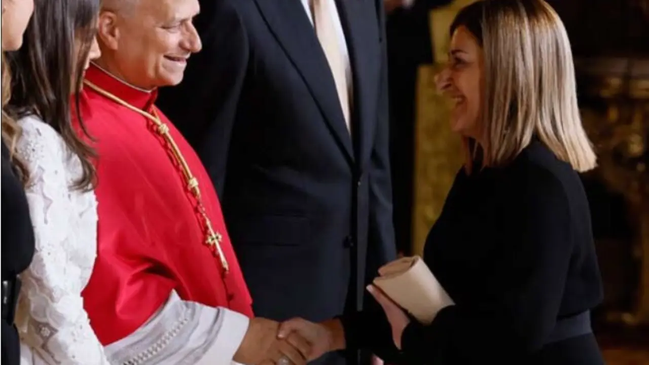 Mar&iacute;a Jos&eacute; S&aacute;enz de Buruaga conversa con el Papa Le&oacute;n XIV durante la recepci&oacute;n oficial celebrada en el Palacio Real de Madrid. La presidenta de Cantabria aprovech&oacute; el encuentro para invitar al Pont&iacute;fice a visitar la comunidad aut&oacute;noma, vinculada a parte de sus ra&iacute;ces familiares. / ALERTA