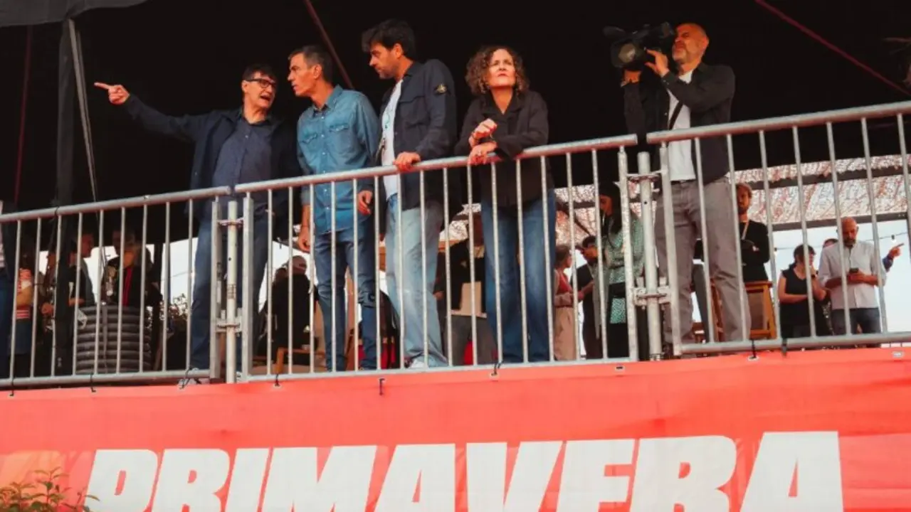 El presidente del Gobierno, Pedro S&aacute;nchez, y el presidente de la Generalitat, Salvador Illa, asisten al Primavera Sound en Barcelona acompa&ntilde;ados por miembros de sus respectivos equipos.