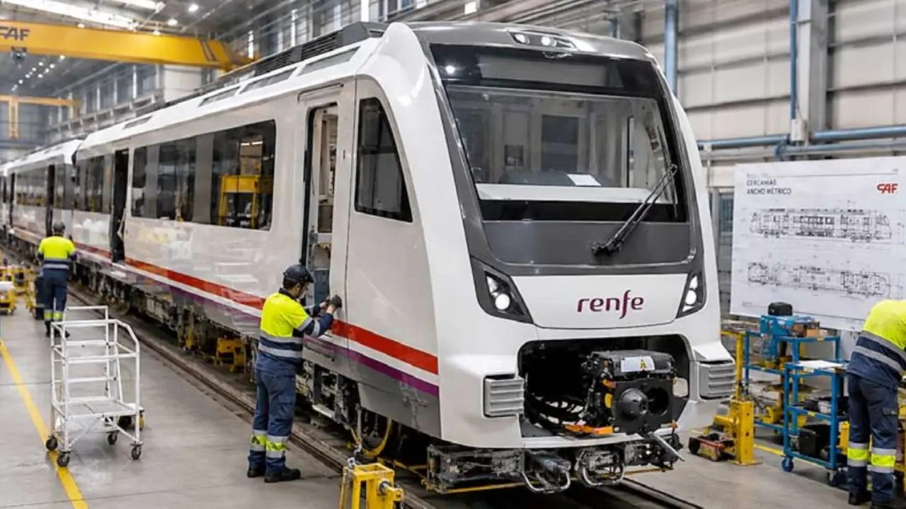 Recreaci&oacute;n generada mediante inteligencia artificial de uno de los nuevos trenes de Cercan&iacute;as de ancho m&eacute;trico encargados por Renfe para Cantabria y Asturias, cuya entrega sigue pendiente tras el error de dise&ntilde;o relacionado con el g&aacute;libo detectado en 2023.