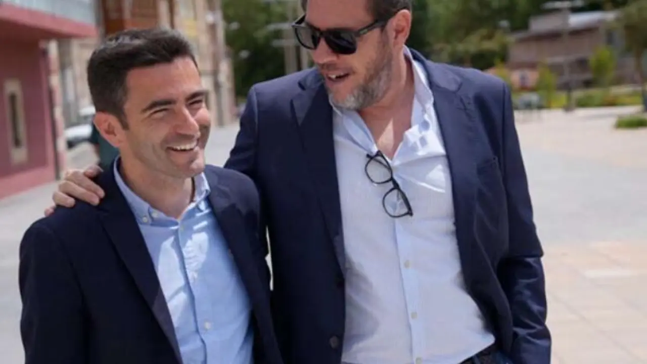 El ministro de Transportes, &Oacute;scar Puente, y el secretario general del PSOE de Cantabria, Pedro Casares, conversan durante su visita a Reinosa con motivo del centenario de la agrupaci&oacute;n socialista local.