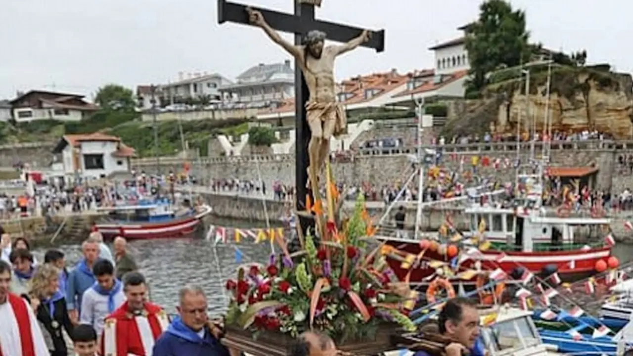 La imagen del Cristo es portada a hombros durante una tradicional procesi&oacute;n marinera en Comillas, una de las expresiones m&aacute;s arraigadas de fe y devoci&oacute;n popular en la villa.