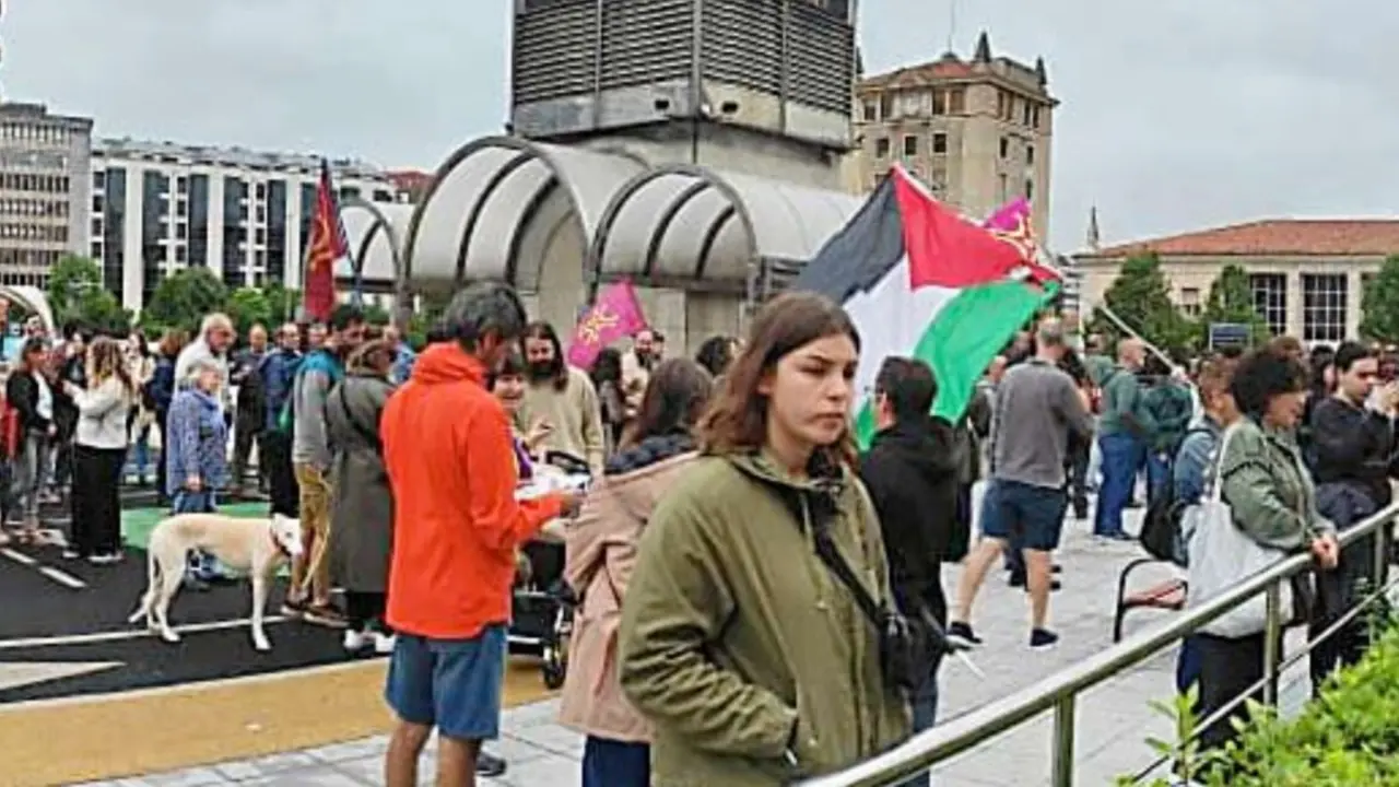 Participantes en la manifestaci&oacute;n por el acceso a la vivienda celebrada este s&aacute;bado en Santander.