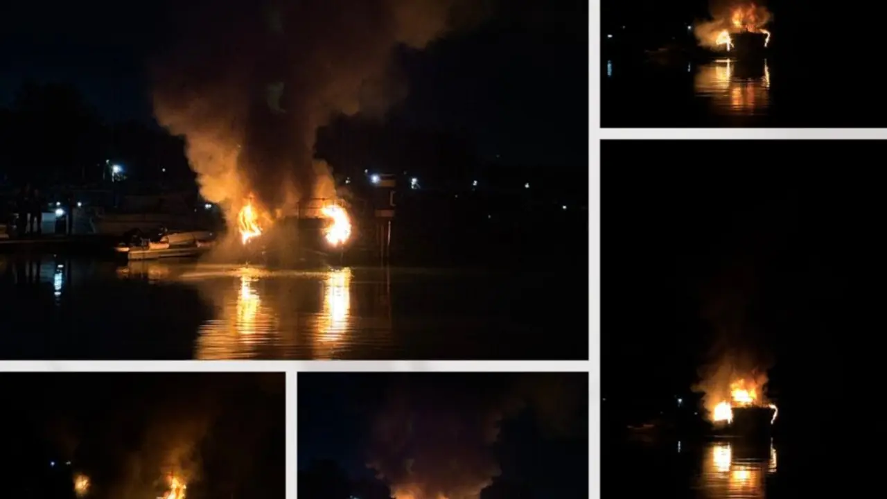 La embarcaci&oacute;n arde en uno de los pantalanes del puerto Marina de Santander, en Raos, durante la madrugada de este domingo. El incendio provoc&oacute; la destrucci&oacute;n total del barco, que termin&oacute; hundi&eacute;ndose, aunque no se registraron heridos gracias a la r&aacute;pida intervenci&oacute;n de los servicios de emergencia.