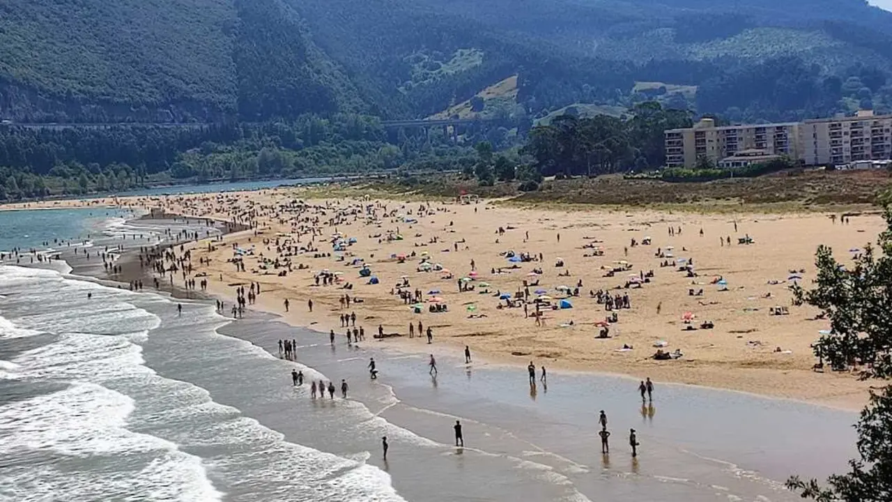 Efectivos de emergencias y agentes de la Guardia Civil participaron en el operativo desplegado en la playa de Ori&ntilde;&oacute;n tras el hallazgo de un hombre flotando en el agua durante la tarde del s&aacute;bado.